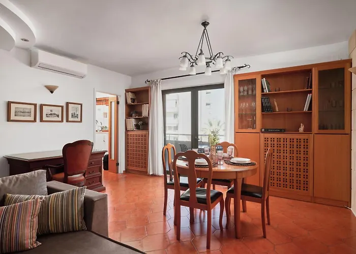 Elegant Family Apartment With Free Private Parking