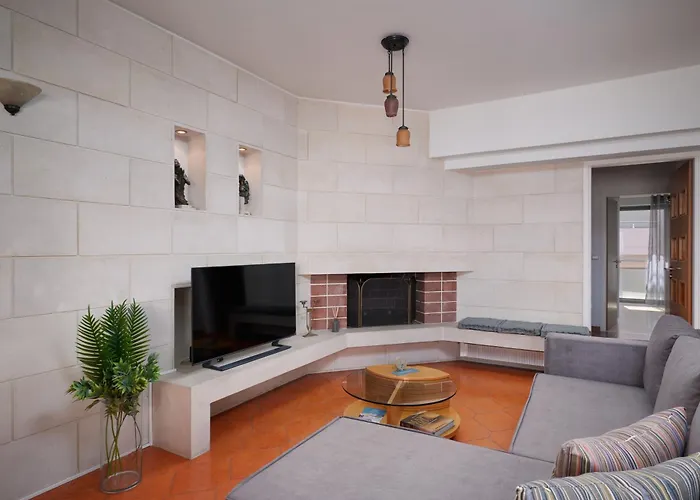 Elegant Family Apartment With Free Private Parking